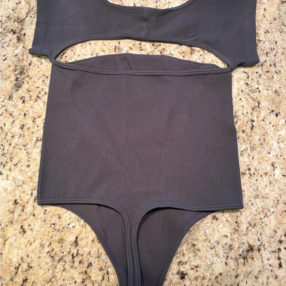 Pretty Little Thing Charcoal Rib Cut Out Short Sleeve Bodysuit - Picture 3 of 7